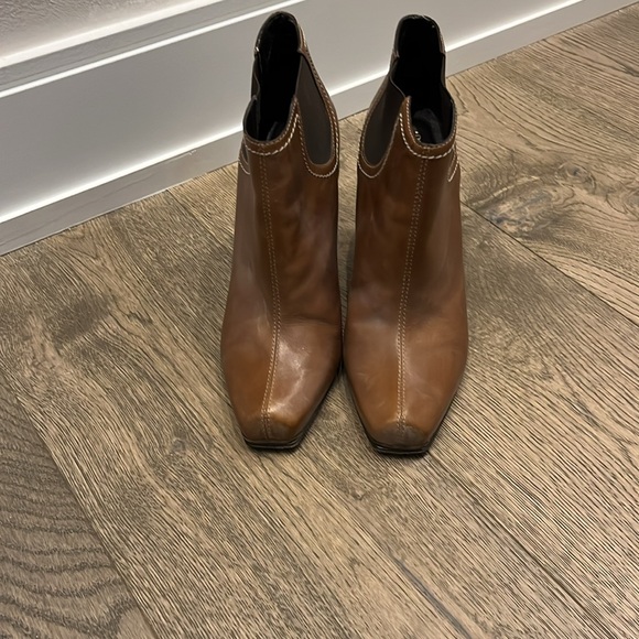 Donald Pliner tan leather booties.  Women’s size 9M - Picture 2 of 4